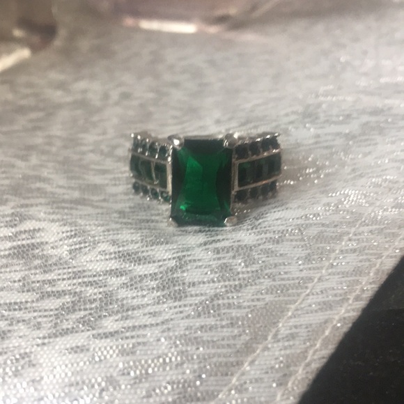 Jewelry - Green Emerald Ring